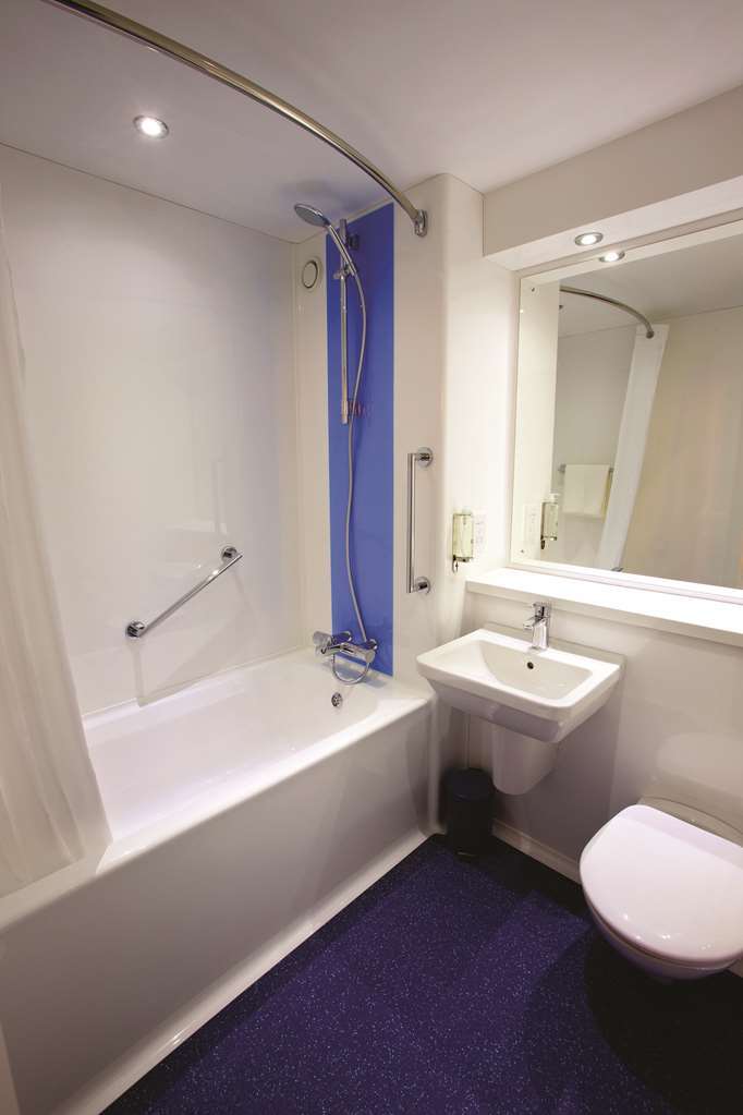 Travelodge Халифакс Стая снимка